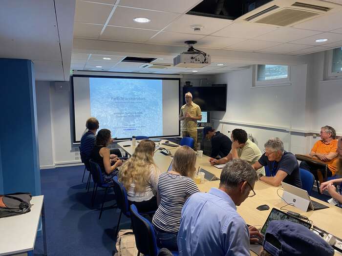 Bildet kan inneholde: elektronisk enhet, møbler, tak, stol, skjorte.