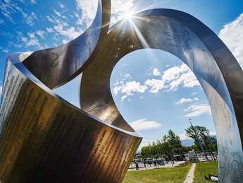 En kunstnerisk statue utenfor campus på CERN.